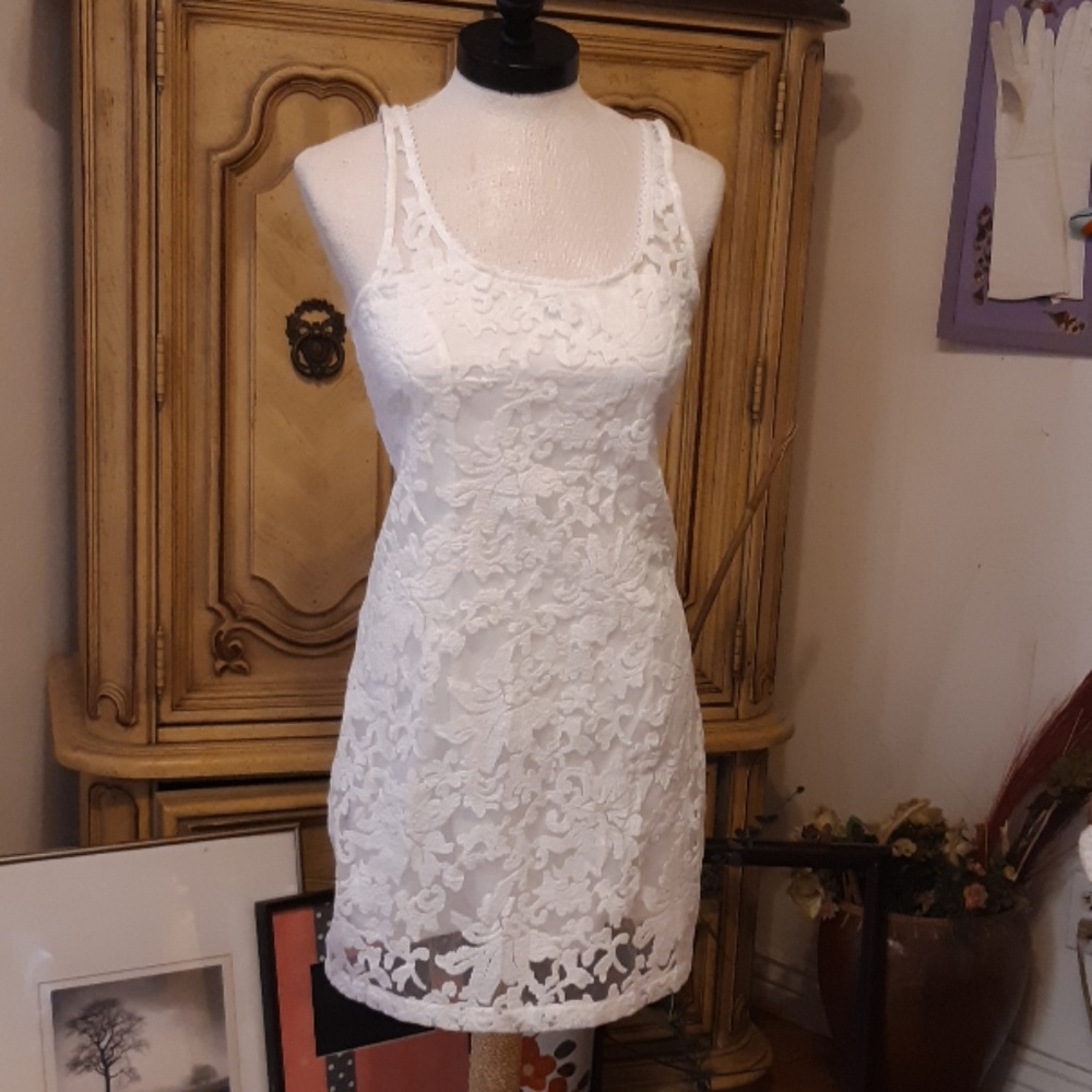Womens White Lacy Dress Sz Medium Floral White Lace Overlay Solid Interior B2